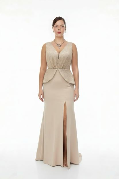 فستان سهرة بيج اللون بفتحة رقبة على شكل حرف V ومقاسات كبيرة